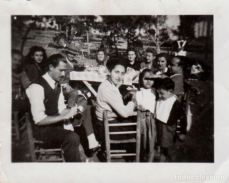 Fotograf&iacute;a antigua: Chico pelando una naranja. Comida en el campo. A&ntilde;os 40 pc
