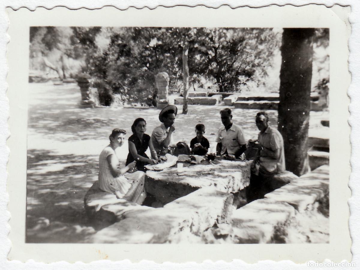 Photographie ancienne: Comida en el campo. Mesa y bancos, merendero de piedra. A&ntilde;os 40 pc