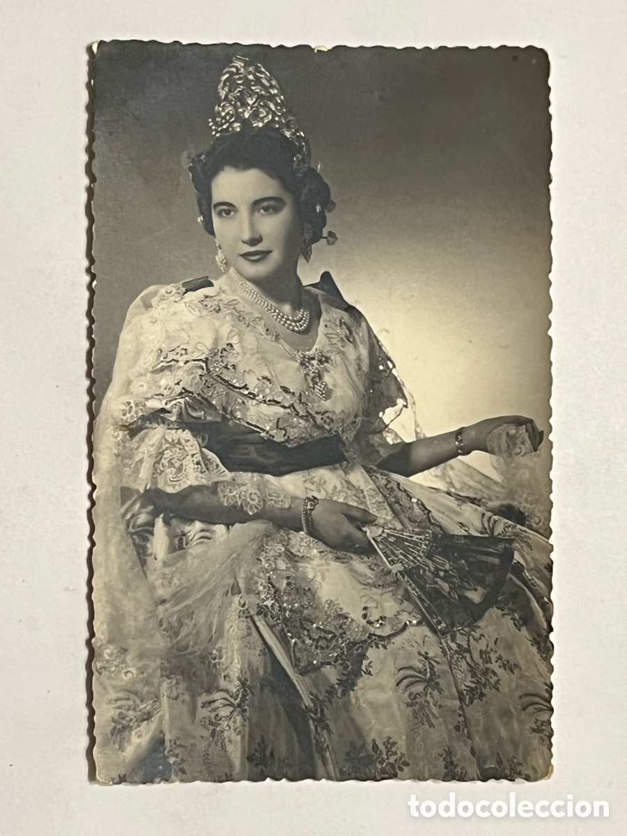 Fotograf&iacute;a antigua: FALLERA MAYOR Se&ntilde;orita Merceditas&hellip; a Don Vicente Benlloch y familia. Falla por identificar (a.1955)