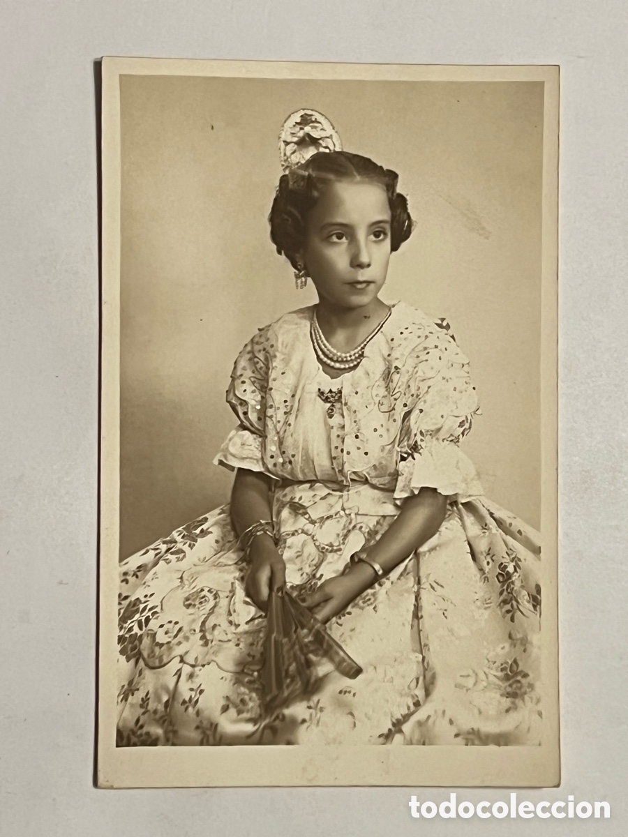 Fotograf&iacute;a antigua: FALLERAS Y FALLAS.. Fotograf&iacute;a de una jovencita con traje regional. Foto Juan A. Cuesta (h.1960?)