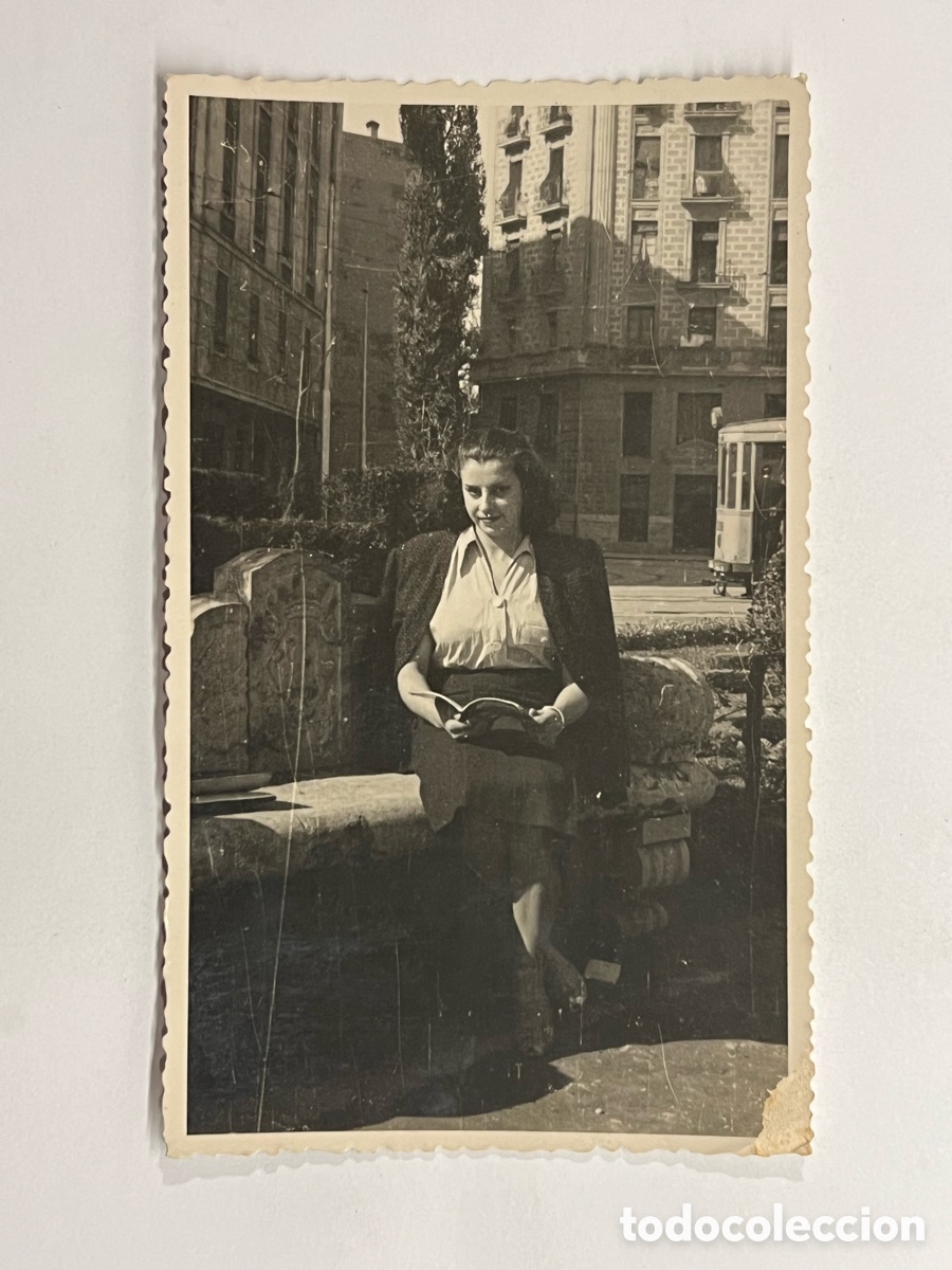 Fotograf&iacute;a antigua: VALENCIA Y LOS TRANV&Iacute;AS.. Fotograf&iacute;a la joven Paquita leyendo la carta de su novio.. (a.1949)