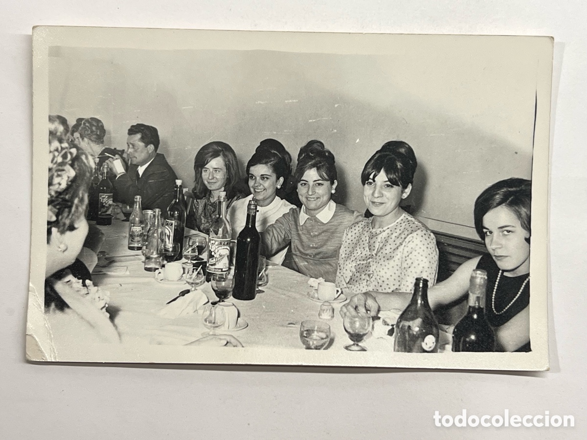 Fotograf&iacute;a antigua: GIJ&Oacute;N. Grupo de Se&ntilde;oritas en una comida de empresa. Foto FomBona&hellip; (h.1960?)