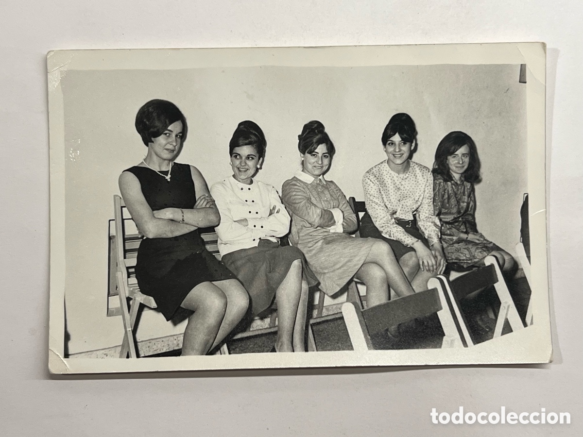 Fotograf&iacute;a antigua: GIJ&Oacute;N. Grupo de Se&ntilde;oritas en una comida de empresa. Foto FomBona&hellip; (h.1960?)