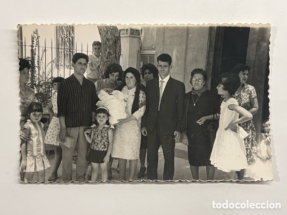 Fotograf&iacute;a antigua: PATERNA (Valencia) Aquellos bautizos donde se arrojaban Caramelos. Fotograf&iacute;a familiar (h.1960?)