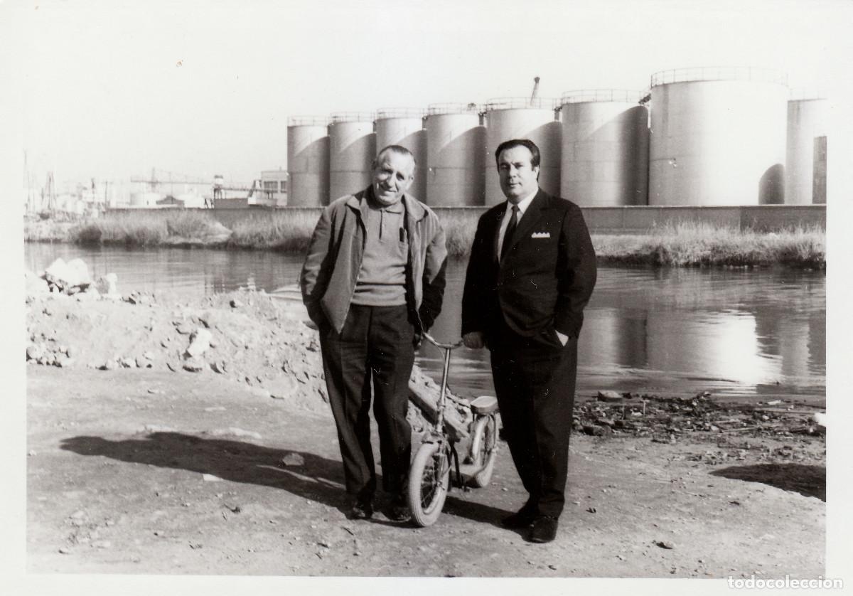 Fotograf&iacute;a antigua: Dep&oacute;sitos del Puerto. Val&egrave;ncia?. Caballeros con bicicleta infantil. A&ntilde;os 50-60 pc