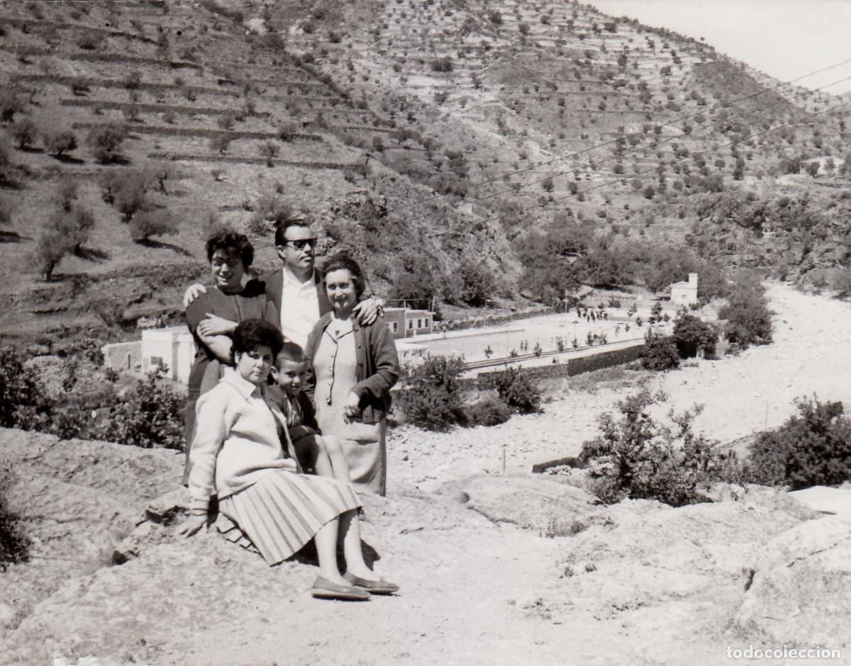 Fotograf&iacute;a antigua: Familia. Piscina entre monta&ntilde;as. A&ntilde;os 50-60 pc
