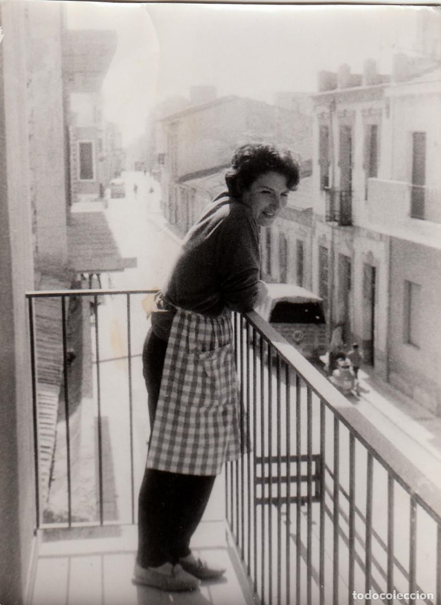 Fotograf&iacute;a antigua: Mujer asomada al balc&oacute;n. En la calle aparcado un antiguo cami&oacute;n. A&ntilde;os 50-60 pc