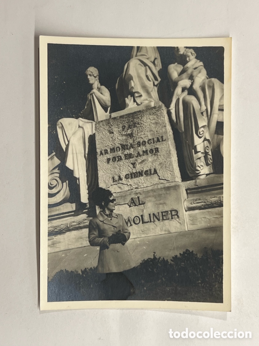 Fotograf&iacute;a antigua: VALENCIA. Escultura al Doctor Moliner&hellip; por el Amor a la Ciencia.. (h.1960?) Med&iacute;das: 7,5 x 10,5