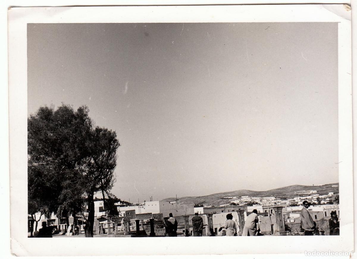 Fotografia antica: Paisaje. Vista ciudad. Hombres con chilaba. Marruecos?. A&ntilde;os 50 pc