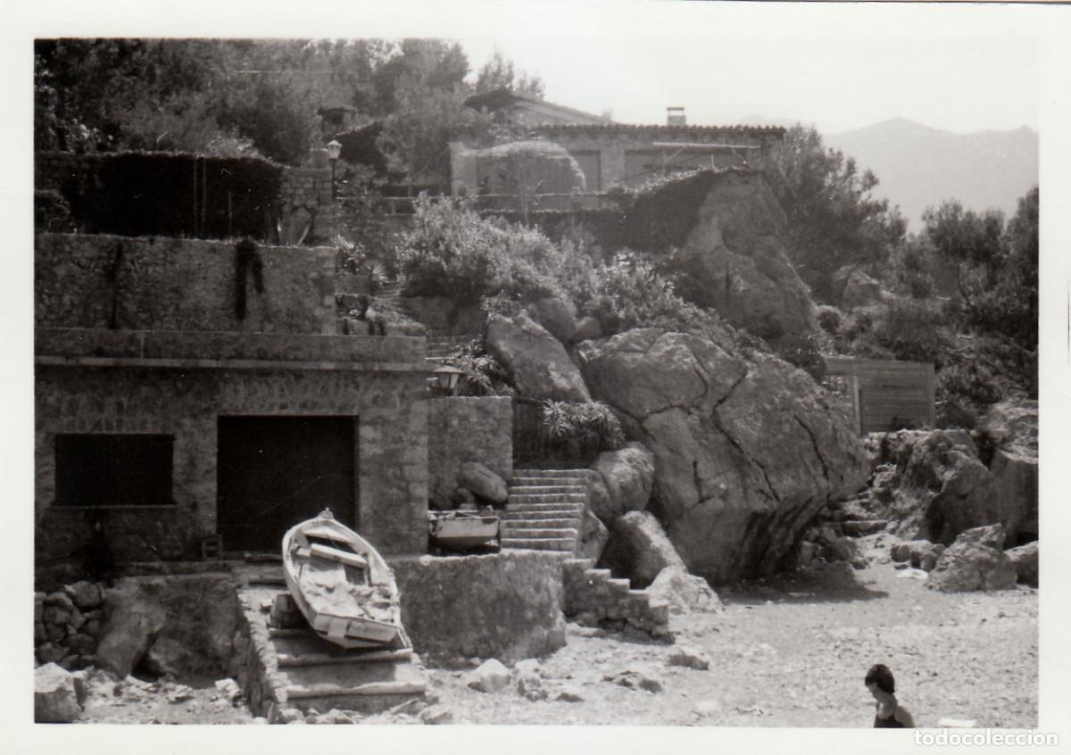 Fotograf&iacute;a antigua: Fant&aacute;stica foto. Paisaje. Playa. Cala con escaleras. Barca en reparaci&oacute;n. A&ntilde;os 50-60 pc