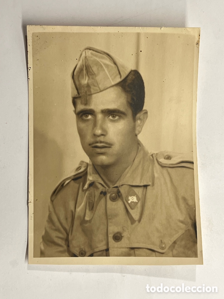 Fotograf&iacute;a antigua: MILITAR. Fotograf&iacute;a Joven Legionario en su tiempo en Filas.. (h.1950?) Med&iacute;das: 8 x 11,5 cm