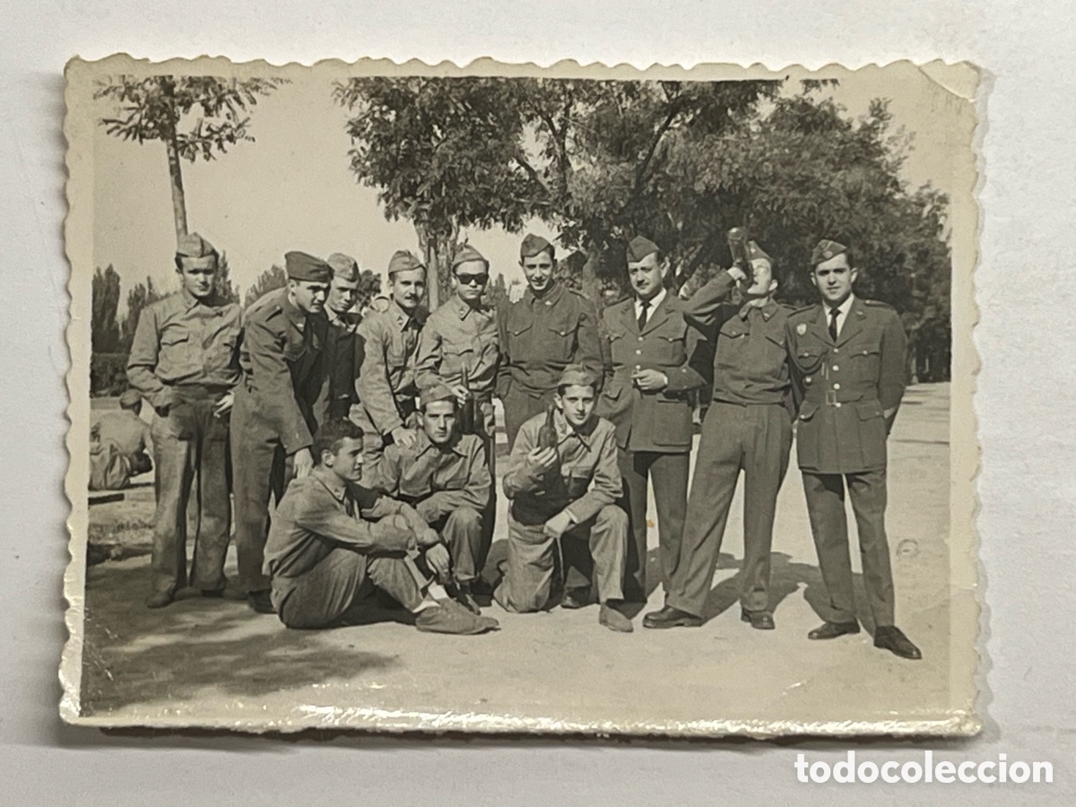 Fotograf&iacute;a antigua: MADRID.. MINISTERIO DEL AIRE, Grupo de militares de aviaci&oacute;n&hellip; (a.1957) Medidas: 6 x 8 cm