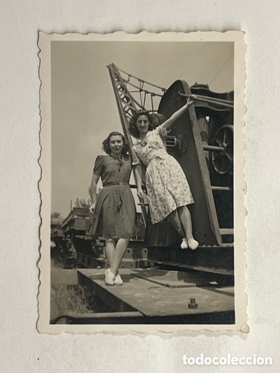 Fotograf&iacute;a antigua: CASTELL&Oacute;N. Fotograf&iacute;a j&oacute;venes en el Puerto&hellip; (a.1942) Medidas: 4,5 x 6,5 cm.,