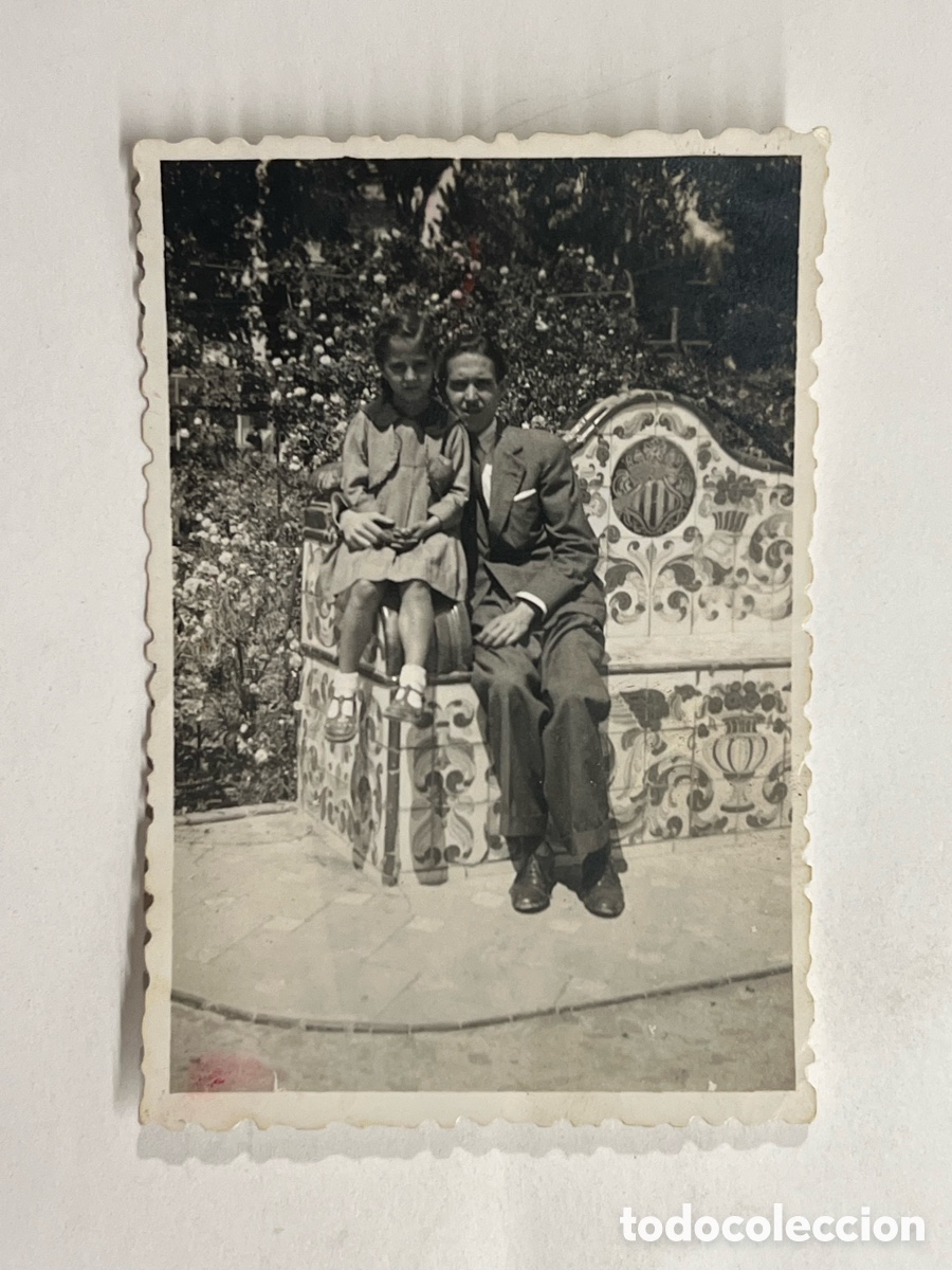 Fotograf&iacute;a antigua: VIVEROS VALENCIA.. Fotograf&iacute;a en el parque.. Padre e hija&hellip; (h.1945?) Med&iacute;das: 6 x 8,5 cm
