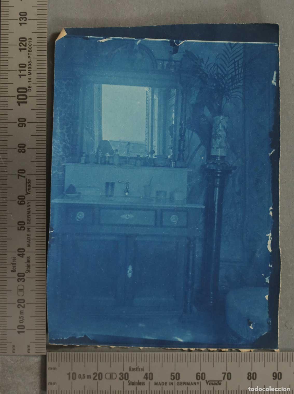Fotograf&iacute;a antigua: FOTOGRAFIA. CIANOTIPIA. INTERIOR HOGAR. TOCADOR CON PERFUMES. HACIA 1890