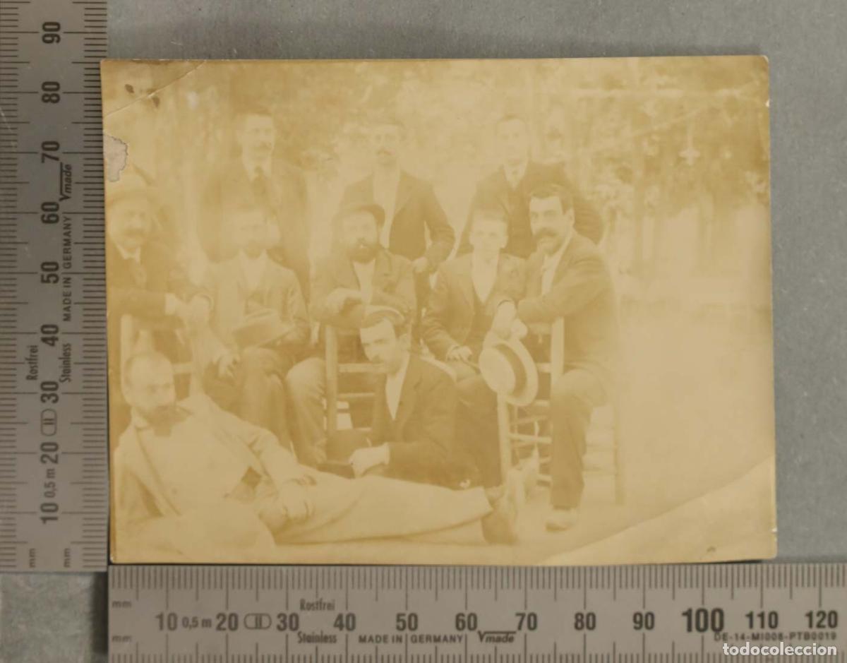 Fotograf&iacute;a antigua: FOTOGRAFIA. grupo de hombres al aire libre. hacia 1900