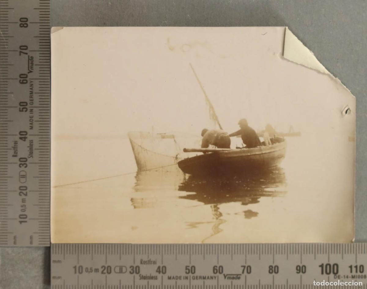 Fotograf&iacute;a antigua: FOTOGRAFIA. PESCADORES FAENANDO. HACIA 1890. &iquest;CASTRO URDIALES?