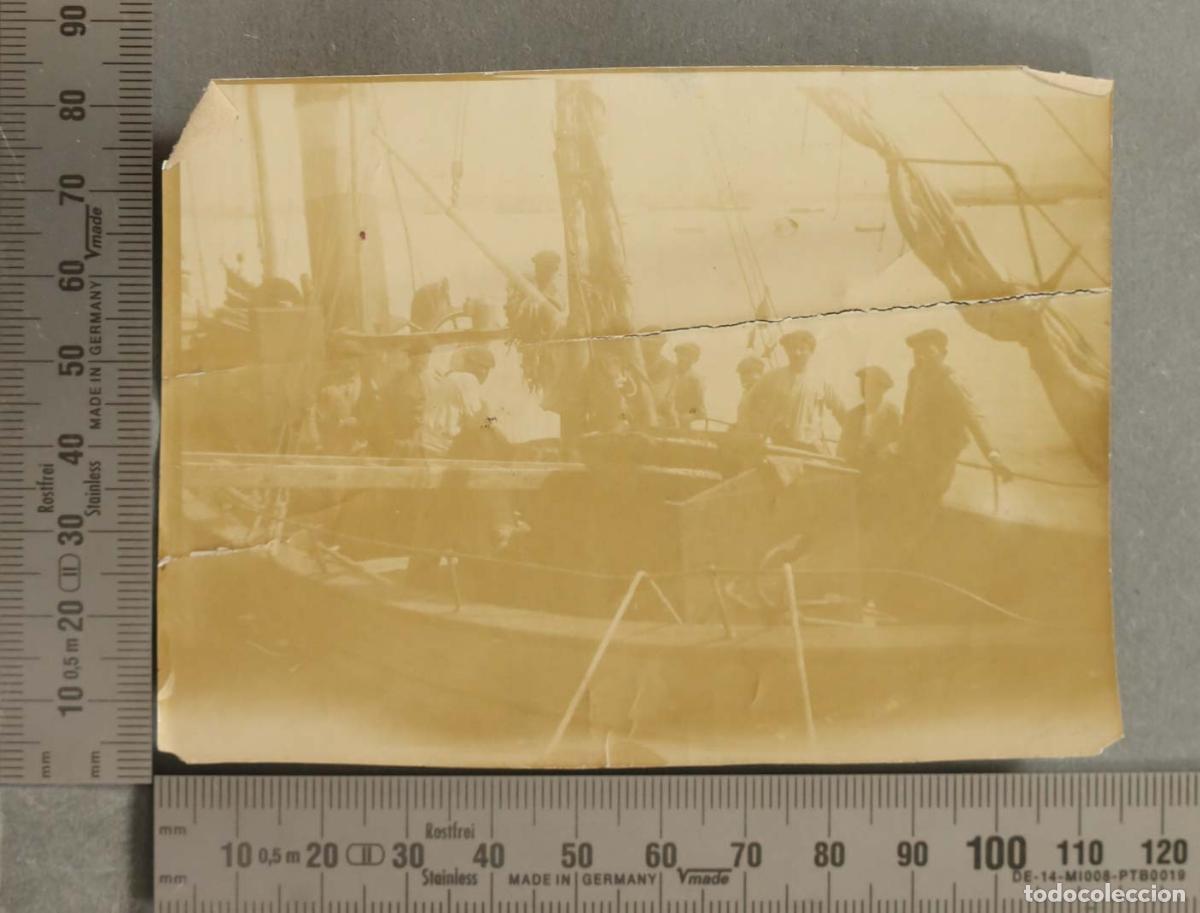 Fotograf&iacute;a antigua: FOTOGRAFIA. PESCADORES EN EMBARCACION. &iquest;CASTRO URDIALES?. HACIA 1890