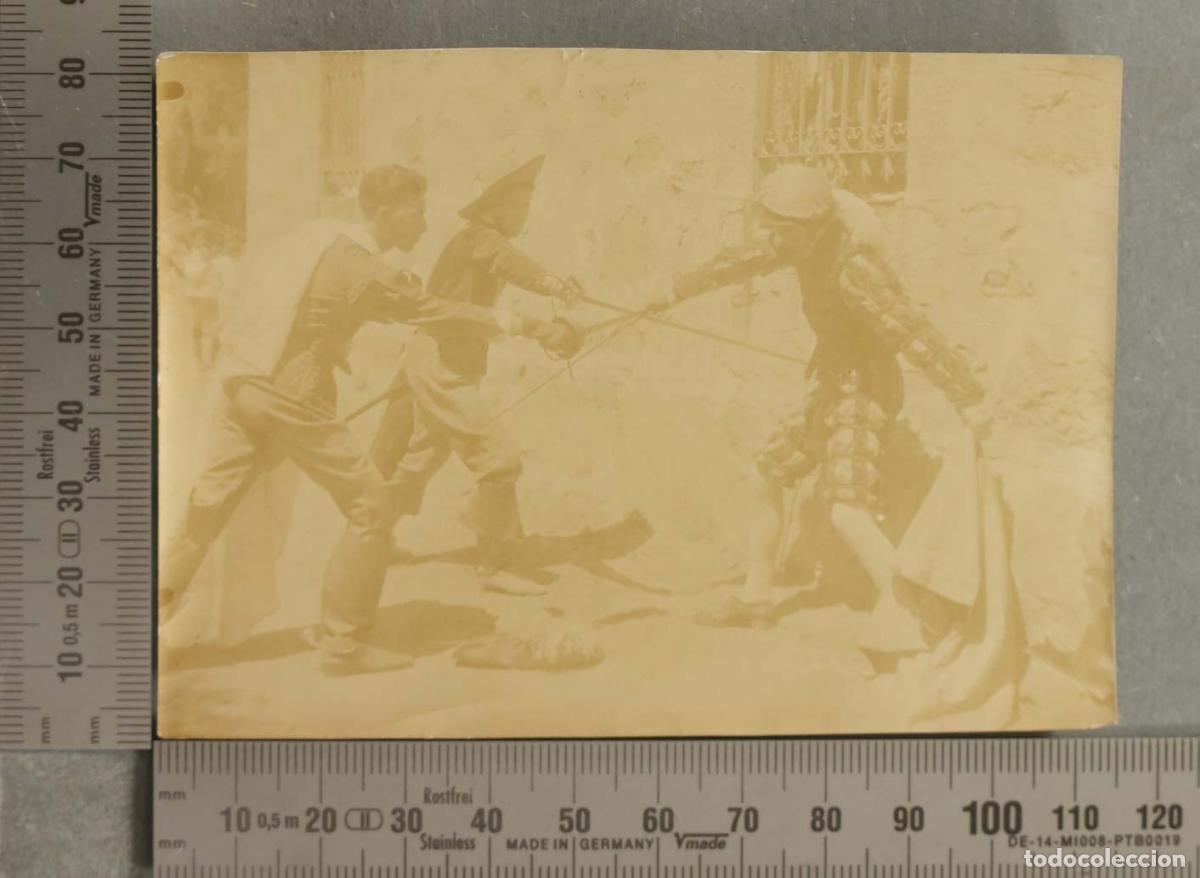 Fotograf&iacute;a antigua: FOTOGRAFIA. RECREACION ESCENA DE ESPADACHINES HACIA 1890