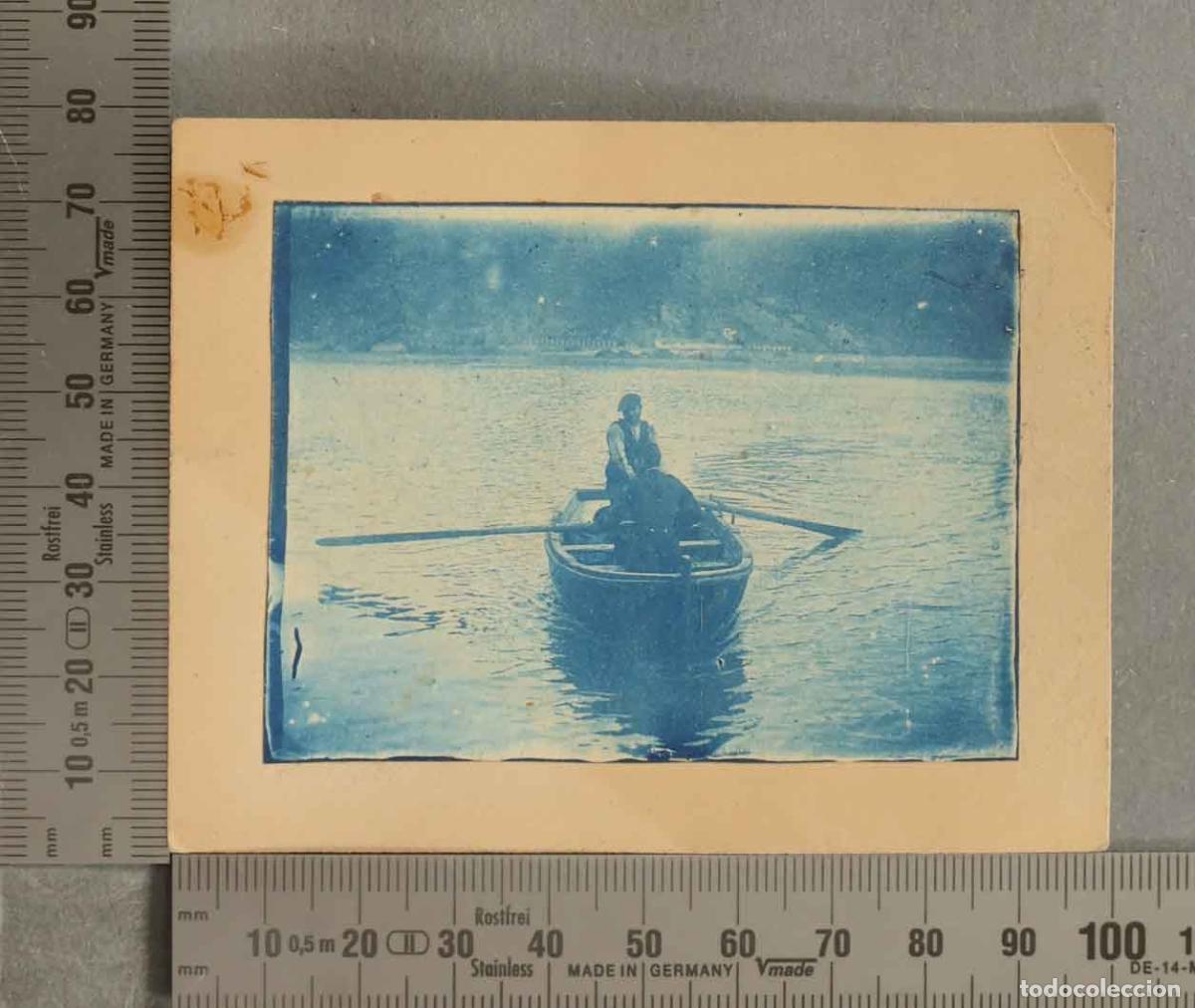 Fotograf&iacute;a antigua: FOTOGRAFIA. CIANOTIPIA. EMBARCACION REMEROS. &iquest;CASTRO URDIALES? HACIA 1890