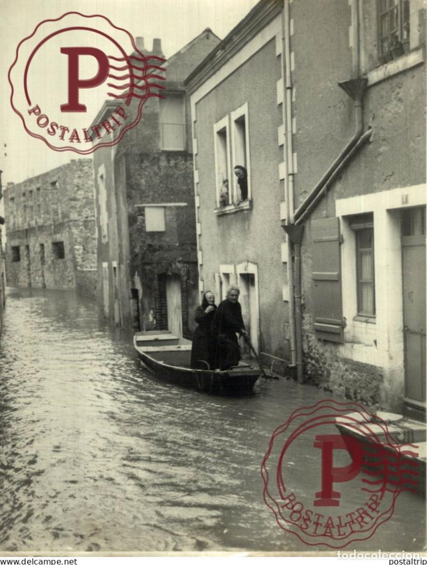Fotograf&iacute;a antigua: INUNDATIONS AU BORD DE LA LOIRE BATEAUX FRANCE 24*18CM