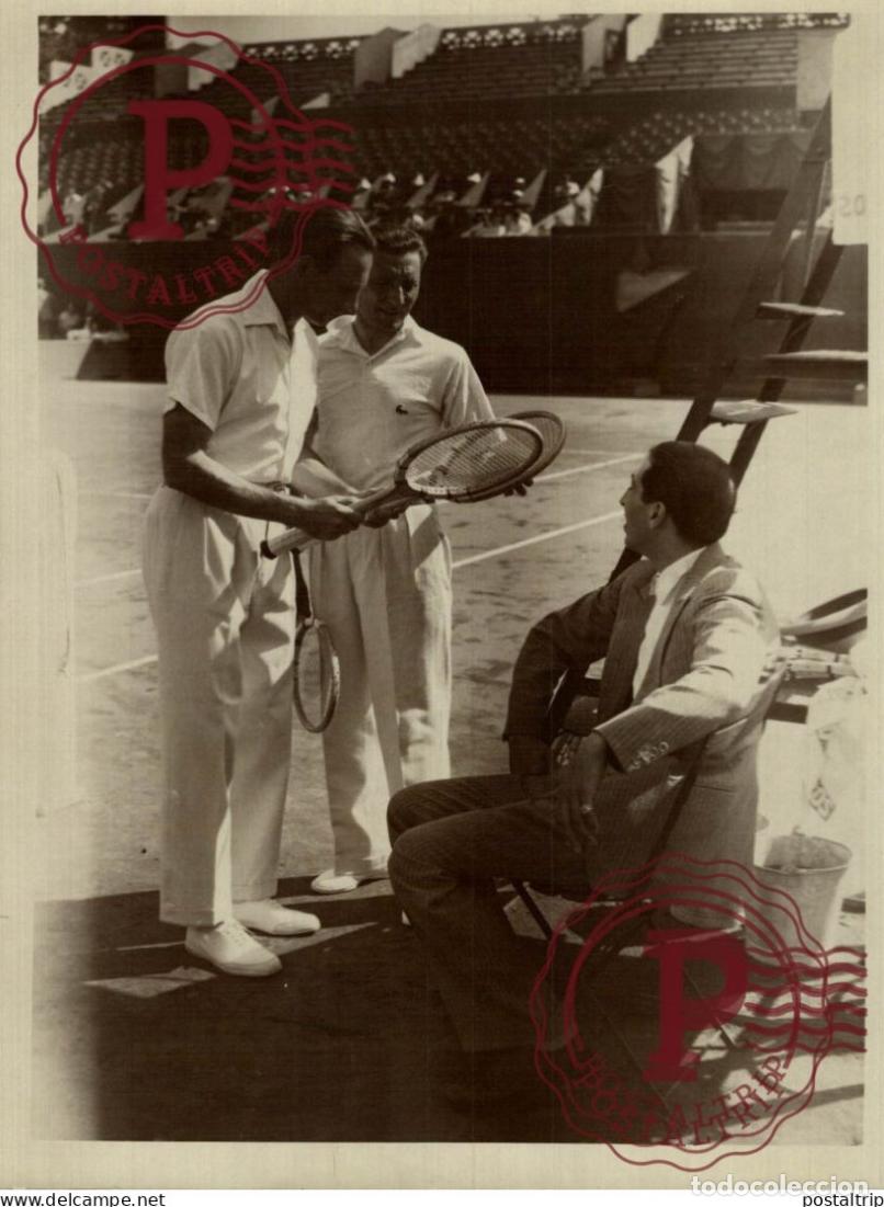 Fotograf&iacute;a antigua: Jacques Brugnon y Jean Borotra charlan con Ren&eacute; Lacoste sentado en una final de Roland Garros. 18*