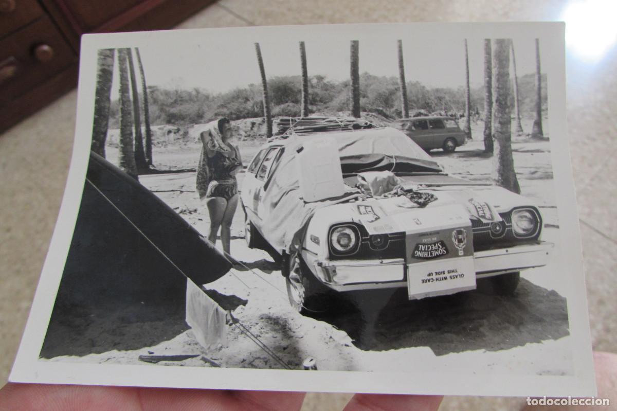 Fotograf&iacute;a antigua: FOTO A&Ntilde;OS 60S CHICA EN BA&Ntilde;ADOR COCHE