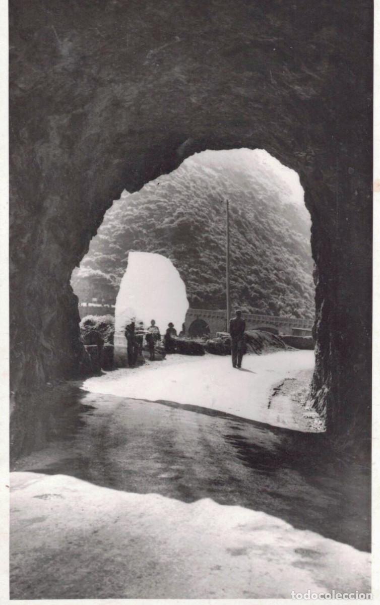 Fotografia antiga: FOTOGRAF&Iacute;A ANTIGUA - T&Uacute;NELES Y PUENTE EN CARRETERA DE MONTA&Ntilde;A CON PERSONAS OBSERVANDO