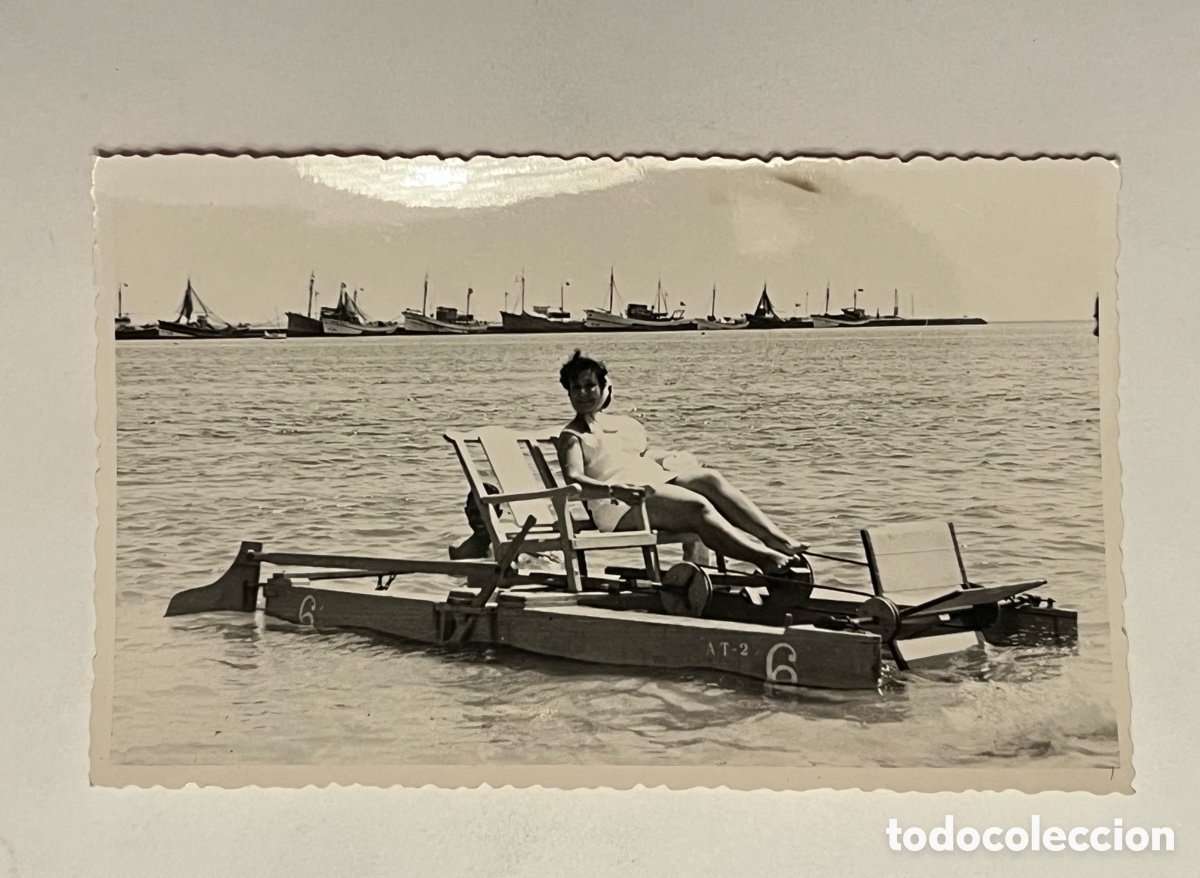 Fotograf&iacute;a antigua: DENIA&hellip;? Mujer en la Playa con Hidropedal&hellip; (h.1960?) Med&iacute;das: 14 x 9 cm.