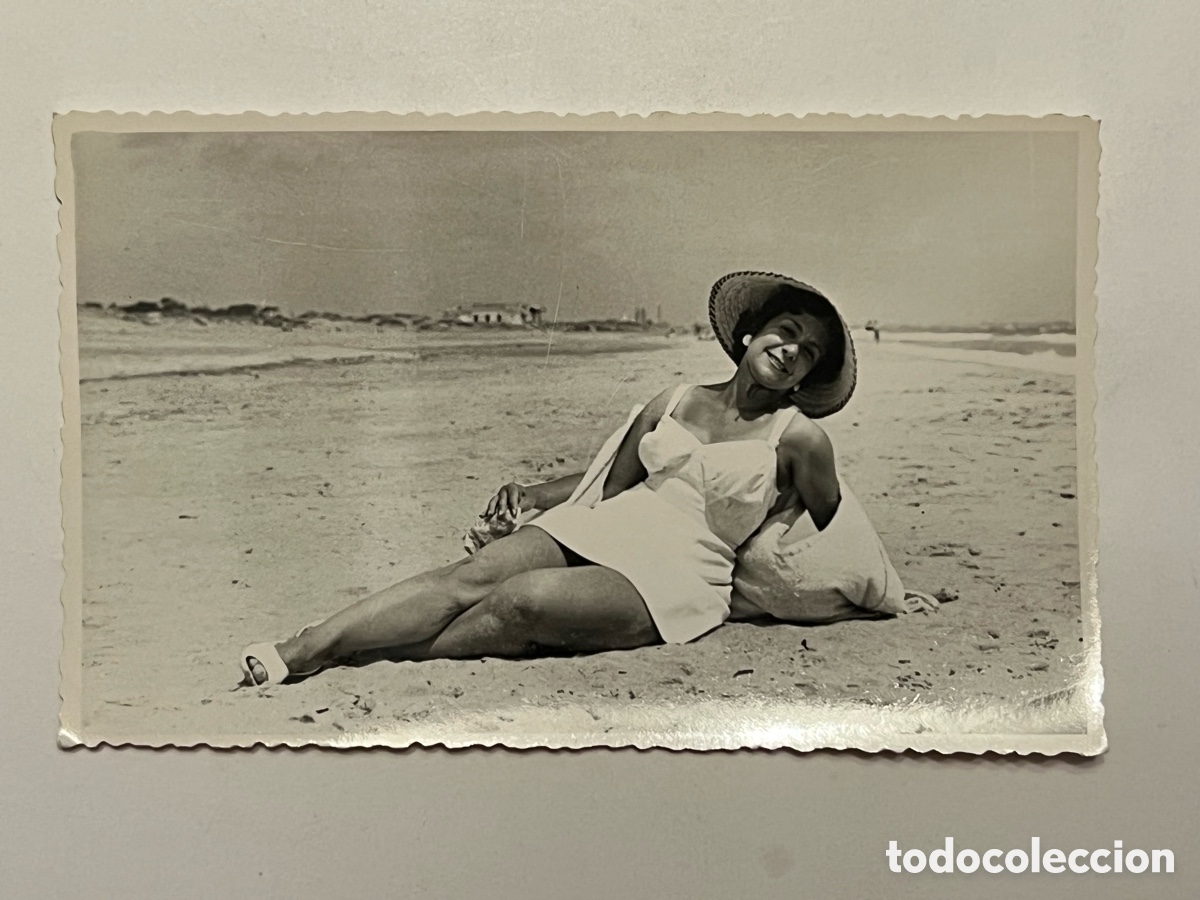 Fotograf&iacute;a antigua: DENIA ? Playa de les Marines ? Fotograf&iacute;a una verdadera Diva&hellip; Mujer tomando el Sol (h.1960?)