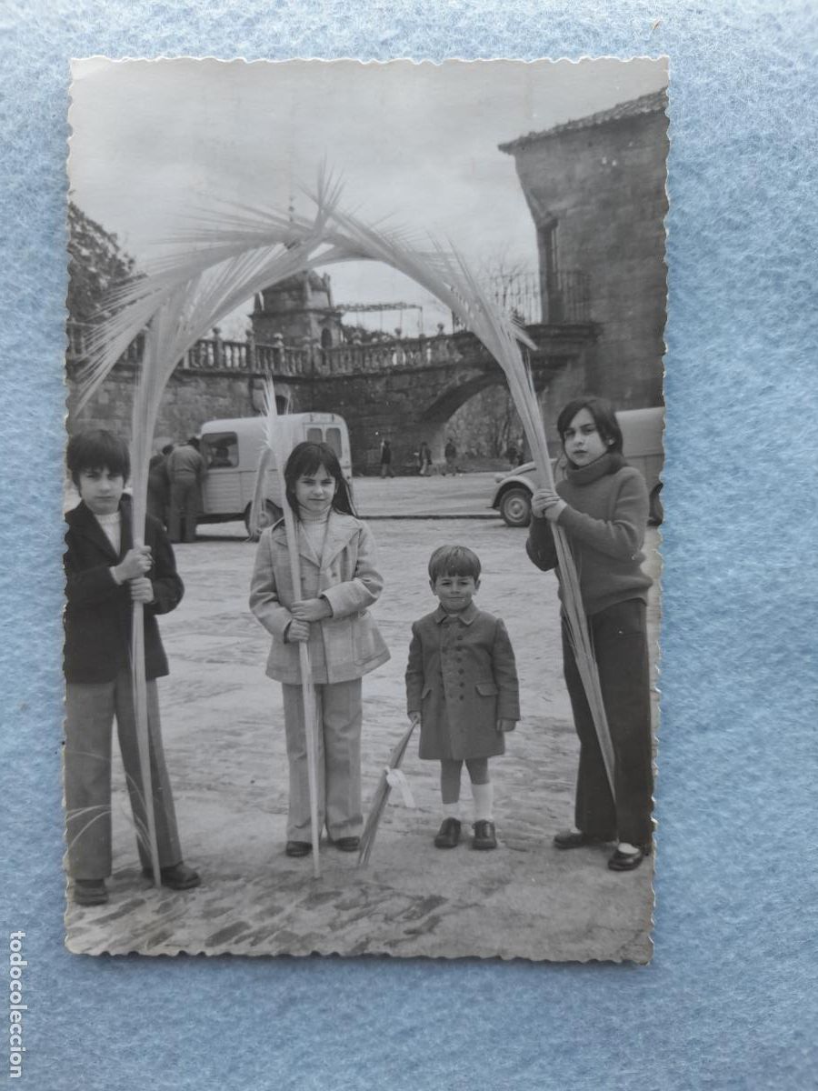 Fotograf&iacute;a antigua: Fotograf&iacute;a antigua Villanueva de Arosa. Ni&ntilde;os con Palmas. Fot&oacute;grafo Agust&iacute;n.