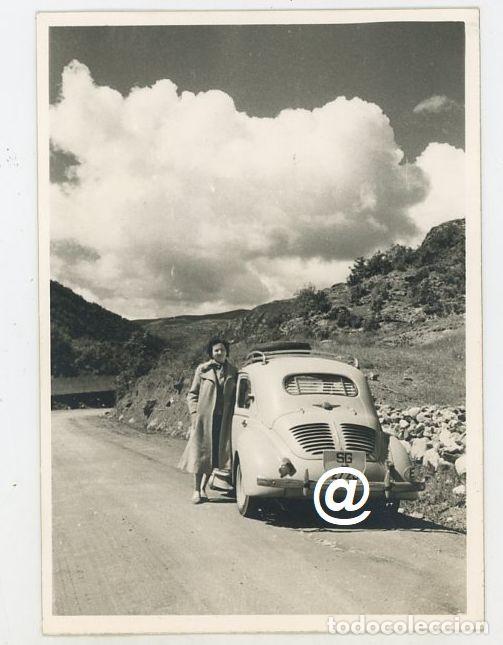 Fotograf&iacute;a antigua: FOTO COCHE AUTOMOVIL RENAULT 4CV MATRICULA SEGOVIA A&Ntilde;O 1957 CALDES DE BOHI