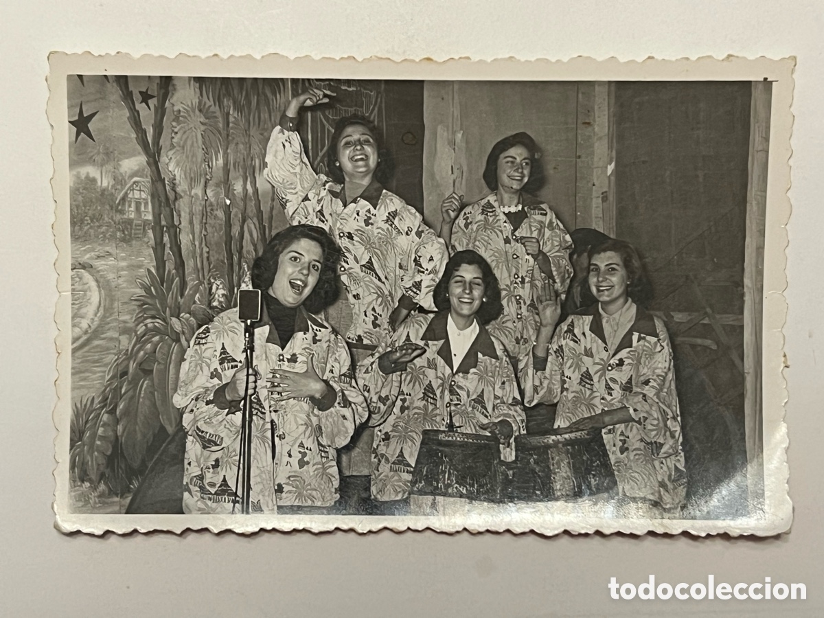 Fotograf&iacute;a antigua: D&Iacute;SFRUTANDO EN EL CASAL&hellip; Grupo de j&oacute;venes divirti&eacute;ndose.. Abril de 1957