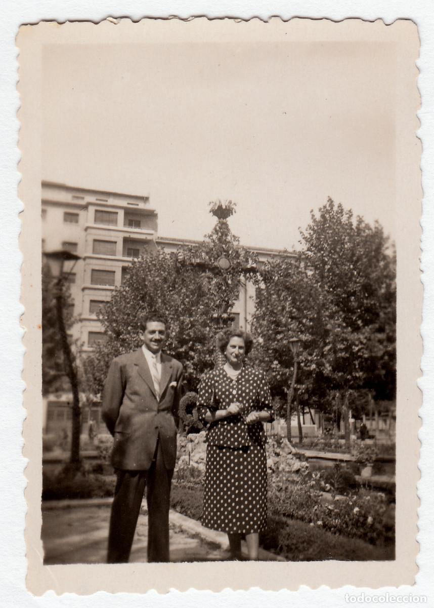 Fotograf&iacute;a antigua: Pareja bajo una cruz de cerrajer&iacute;a. A&ntilde;os 50 pc