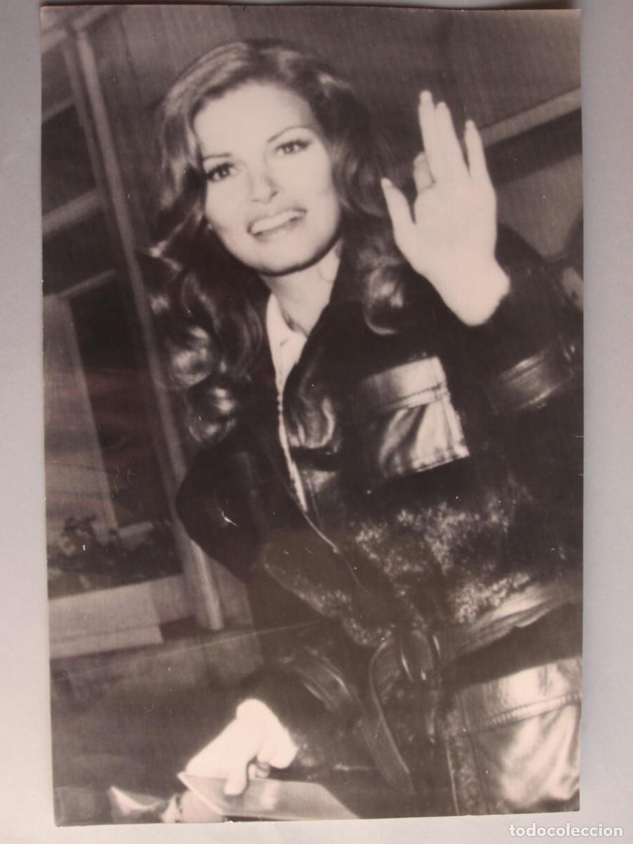 Fotograf&iacute;a antigua: 1972-RAQUEL WELCH.ACTRIZ ESTADOS UNIDOS.FOTOGRAF&Iacute;A ORIGINAL.PEL&Iacute;CULAS HACE MILL&Oacute;N A&Ntilde;OS.3 MOSQUETEROS