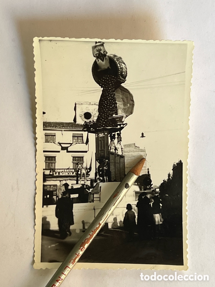 Fotograf&iacute;a antigua: ALCIRA ? Falla Plaza Emilio Castelar.. detras cartel Cooperativa La Agricola&hellip; (h.1930?)