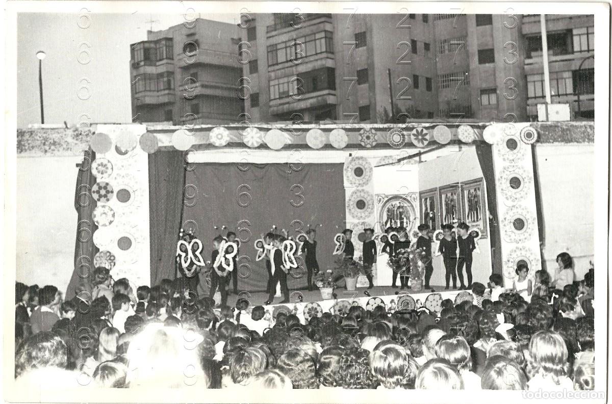 Fotograf&iacute;a antigua: SEVILLA TRINITARIAS COLEGIO FUNCION 1973 FOTOGRAFIA UNICA 18X12 M27