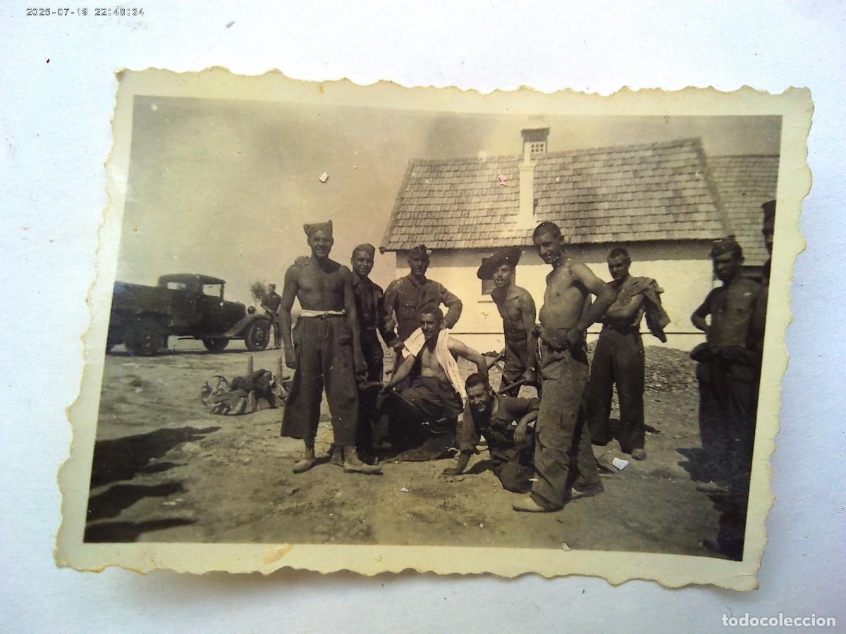 Fotograf&iacute;a antigua: PEQUE&Ntilde;A FOTO DE MILITARES , ALGUNOS SEMIDESNUDOS . A&Ntilde;OS 40
