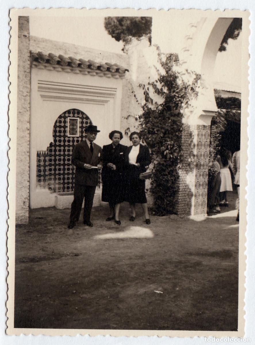 Fotograf&iacute;a antigua: Tr&iacute;o de amigos en pabell&oacute;n mud&eacute;jar, &aacute;rabe. A&ntilde;os 40-50 pc