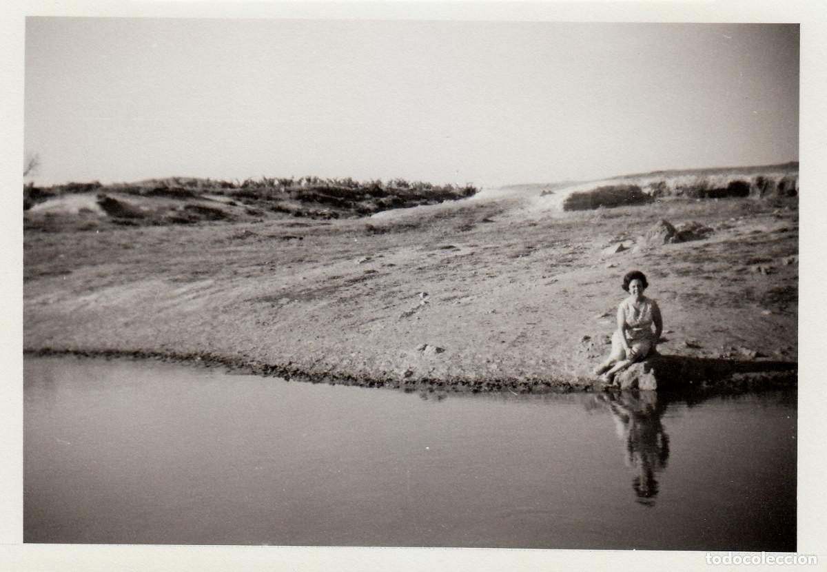 Fotograf&iacute;a antigua: Dama en el lago. A&ntilde;os 60 pc