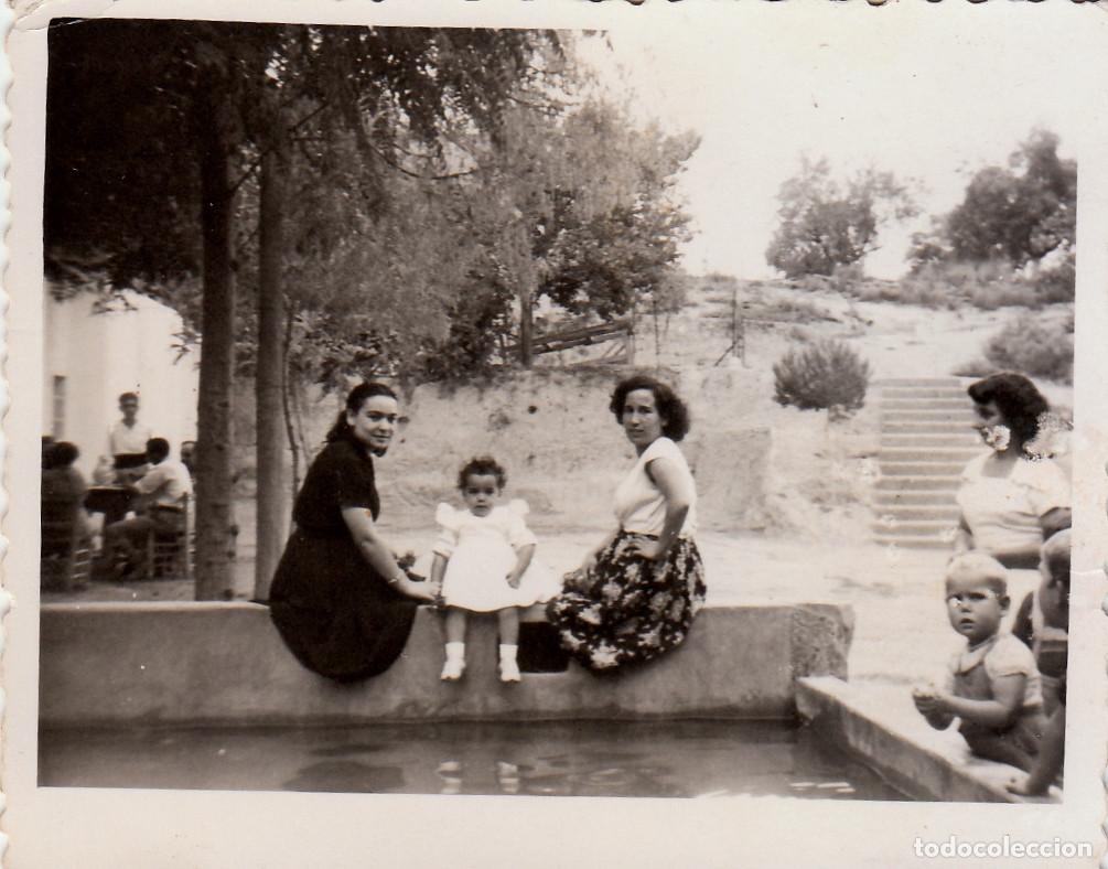 Fotograf&iacute;a antigua: Mujeres en un estanque. Garc&iacute;a, Grao Val&eacute;ncia. A&ntilde;os 50 pc