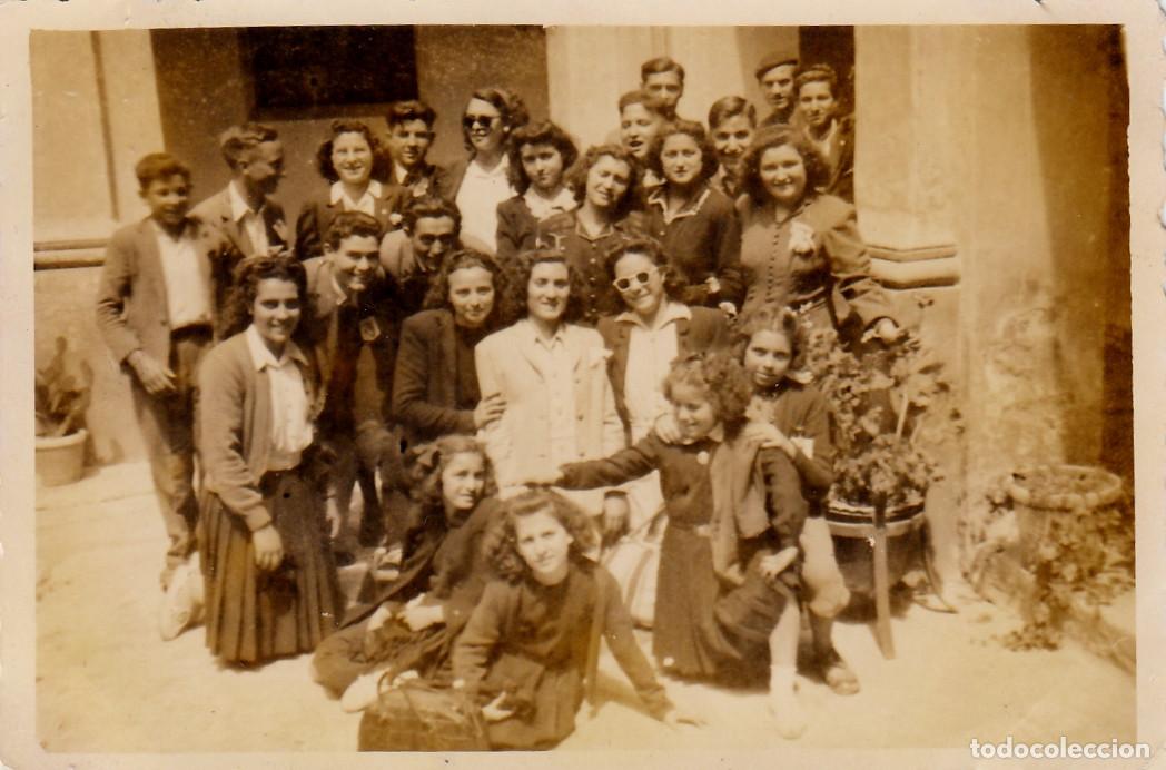 Fotograf&iacute;a antigua: Grupo numeroso de j&oacute;venes. A&ntilde;os 40 pc