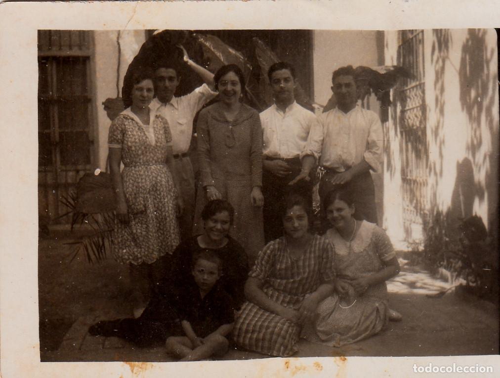Fotograf&iacute;a antigua: Grupo numeroso de j&oacute;venes. A&ntilde;os 20-30 pc