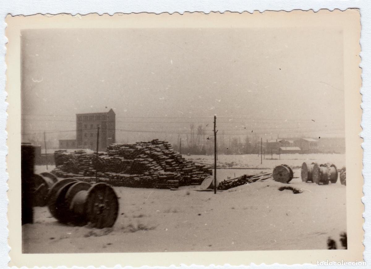 Fotograf&iacute;a antigua: Paisaje nevado con antigua construcci&oacute;n, silo, molino harinero A&ntilde;os 50 pc