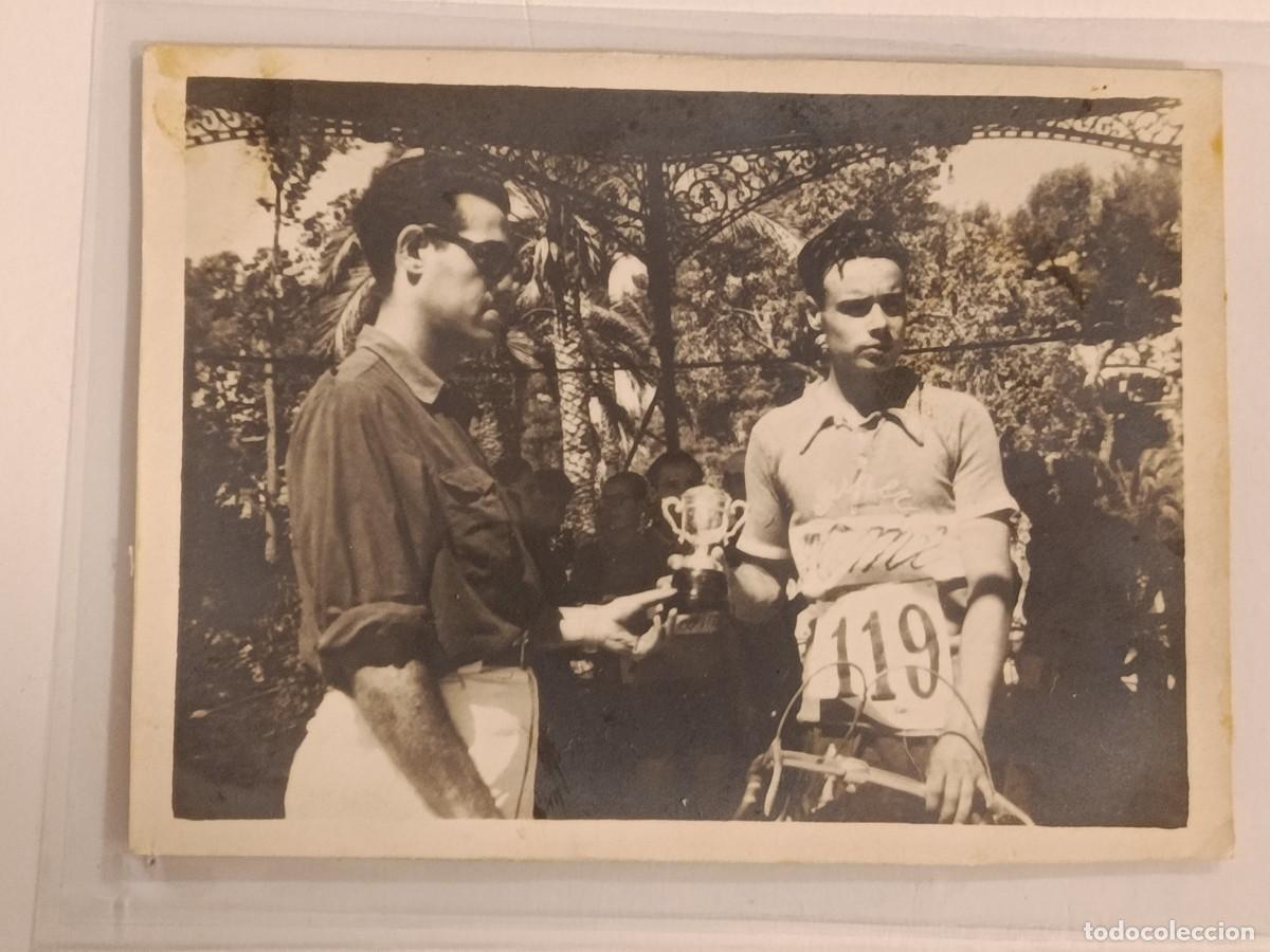 Fotograf&iacute;a antigua: FOTOGRAF&Iacute;A POSTAL DE RICARDO DE UN FALANGISTA ENTREGANDO UN TROFEO DE CICLISMO EN C&Oacute;RDOBA. 1946