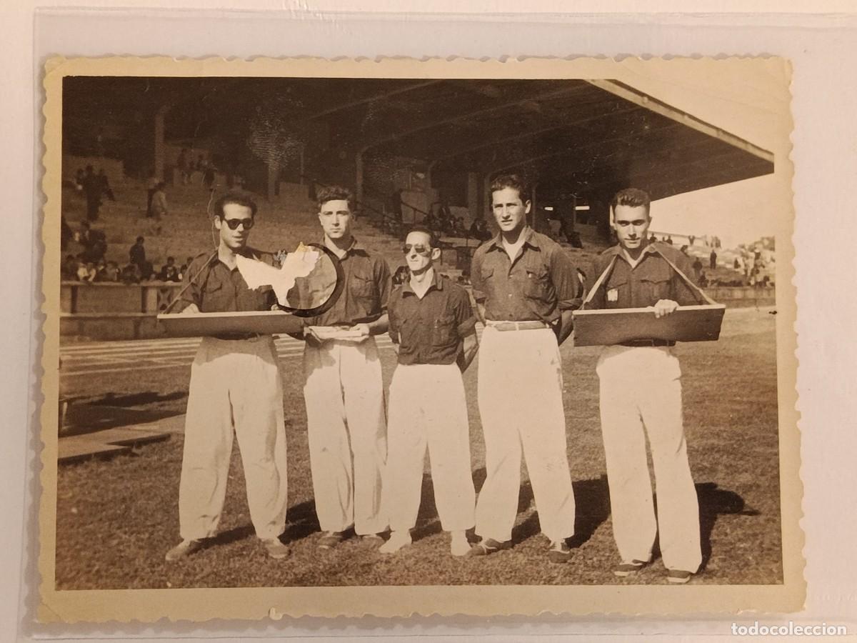 Fotografia antiga: FOTOGRAF&Iacute;A FOTO NOVA DE UN GRUPO DE FALANGISTAS EN LA CORU&Ntilde;A EN UN ACTO DEPORTIVO. A&Ntilde;OS 40
