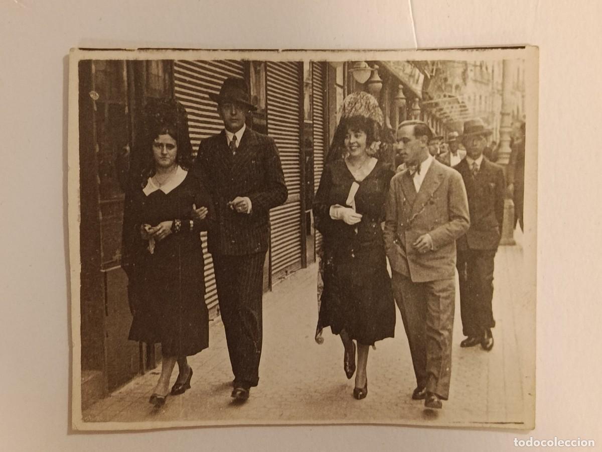 Fotograf&iacute;a antigua: FOTOGRAF&Iacute;A DE SE&Ntilde;ORAS CON MANTILLA PASEANDO POR UNA CIUDAD