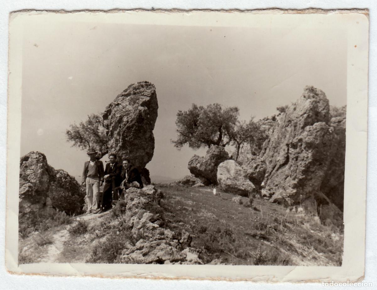 Fotograf&iacute;a antigua: Excursionistas fumando en pipa posando delante de una gran roca junto a un sendero. A&ntilde;os 30-40 pc