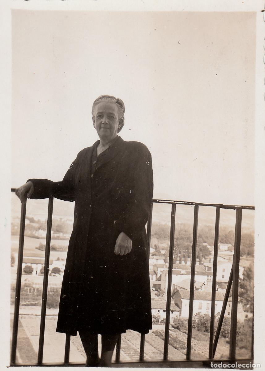 Fotograf&iacute;a antigua: Mujer en el balc&oacute;n. Localidad al fondo. A&ntilde;os 40 pc