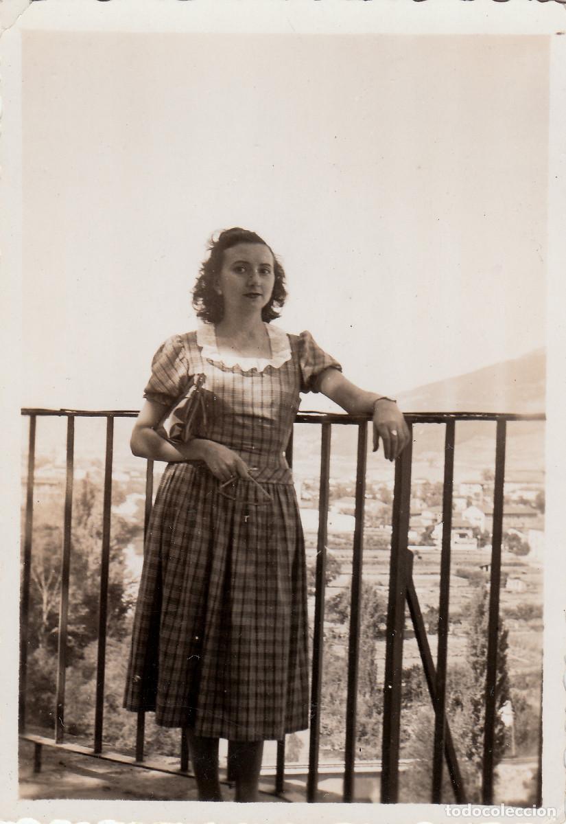 Fotograf&iacute;a antigua: Chica en el balc&oacute;n. Localidad al fondo. A&ntilde;os 40 pc